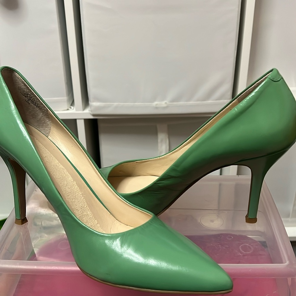Women mint green pumps leather shoe
Lightly worn in good shape